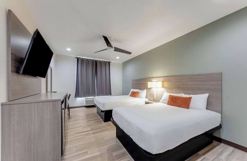Eastside Promise Neighborhood Hotel | 2 Family-Friendly Rooms w/Free Breakfast – Near San Antonio Attractions