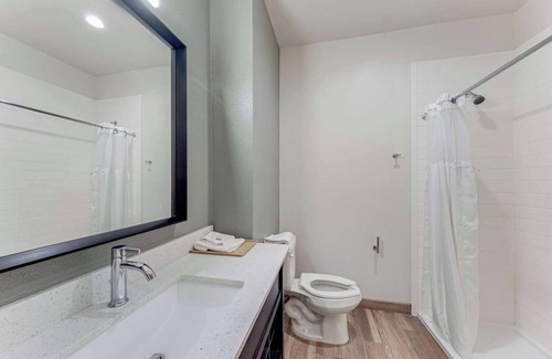 Eastside Promise Neighborhood Hotel | 2 Family-Friendly Rooms w/Free Breakfast – Near San Antonio Attractions