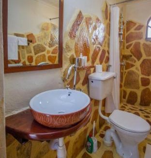 Jinja Hotel | 2 Friends Guest House