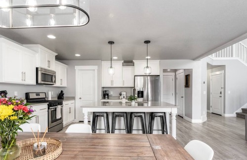 Saratoga Springs House | 2 Full Kitchens XL Groups HUGE Fenced Yard & Parks