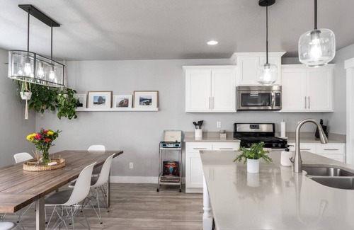 Saratoga Springs House | 2 Full Kitchens XL Groups HUGE Fenced Yard & Parks