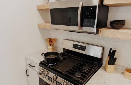Waco House | 2 Full Units Quiet Culdesac w/Private Pickleball - Sleeps 10