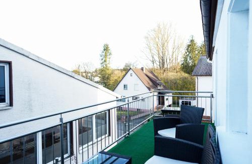 Kaiserslautern Apartment | 2-geschossiges Comfort Apartment mit Balkon, Netflix und großzügiger Küche für Teams und Familien