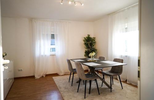 Kaiserslautern Apartment | 2-geschossiges Comfort Apartment mit Balkon, Netflix und großzügiger Küche für Teams und Familien