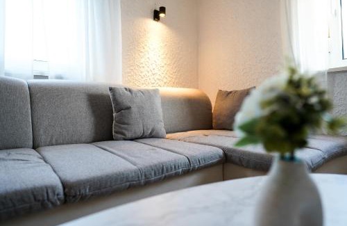 Kaiserslautern Apartment | 2-geschossiges Comfort Apartment mit Balkon, Netflix und großzügiger Küche für Teams und Familien