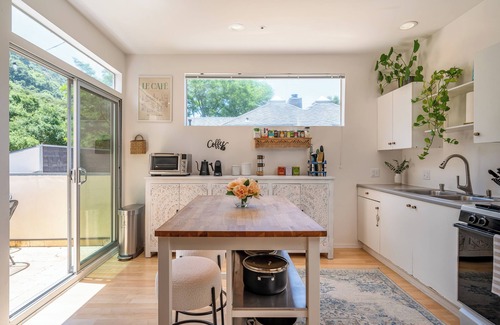 Calabasas Apartment | 2 Gorgeous Apartments for the Price of 1: Comfy beds, Fireplace, Mountain View