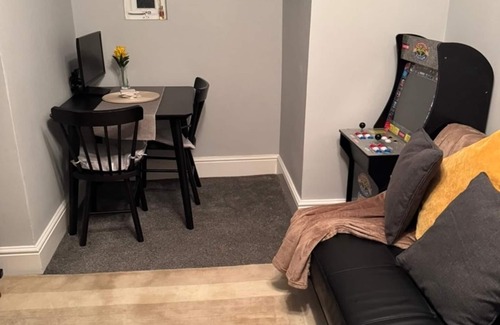 Derby Apartment | 2 Guests - Free Parking - 6min to Derbion Centre