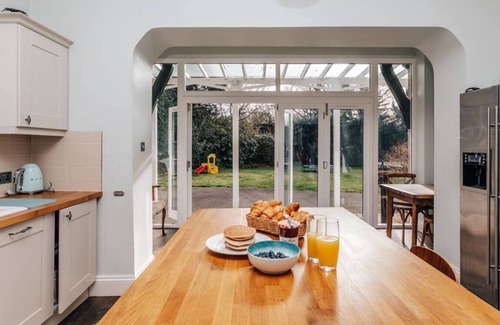 Henley-on-Thames House | 2 Hambleden Place · Waterfront Retreat