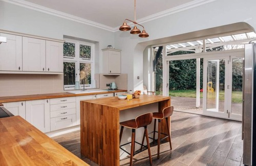 Henley-on-Thames House | 2 Hambleden Place · Waterfront Retreat