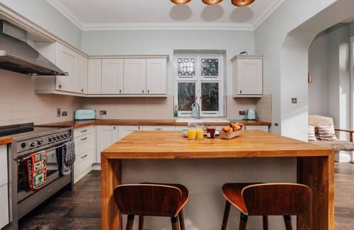 Henley-on-Thames House | 2 Hambleden Place · Waterfront Retreat