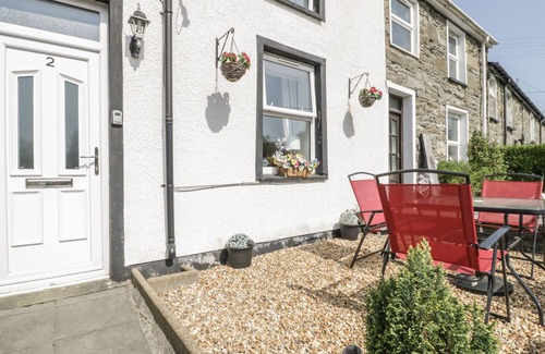 Tanygrisiau Cottage | 2 HOLLAND TERRACE, pet friendly, with a garden in Tanygrisiau