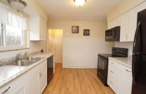 Otterbien Home House | 2 Homes for large group/Hot Tub & Close to all
