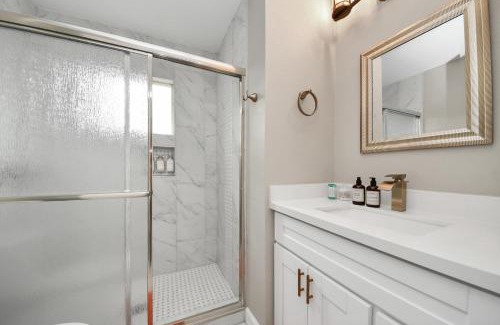 Southeast Houston House | 2 Homes Sleeps 8 4BD 2BA Near NRG DT Med Cen