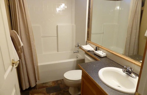 East Kootenay Ski Chalet | 2 Hot Tubs and 2 Kitchens! Large and Conveniently located.