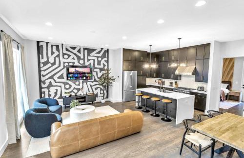 Katie Hill Neighborhood House | 2 Hot Tubs Karaoke Game Room Downtown Nashville