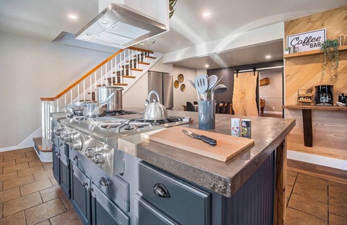 Hawley Cabin | 2 Houses, 22+Guests, 2 Hot Tubs, Renovated, Groups & Events Welcome, Firepit