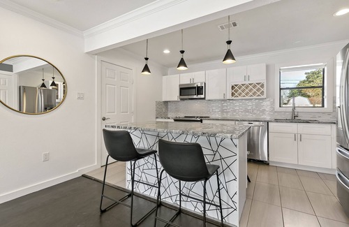 Garden Oaks House | 2 Houses~Family Oasis~Cinema & Private Garden