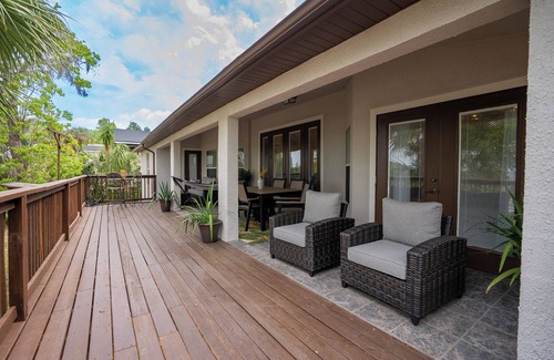 Clermont House | 2 King 2 Twin 1 Queen Enormous Deck 3 BD Lakeview House at Waterfront Park