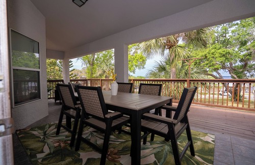Clermont House | 2 King 2 Twin 1 Queen Enormous Deck 3 BD Lakeview House at Waterfront Park