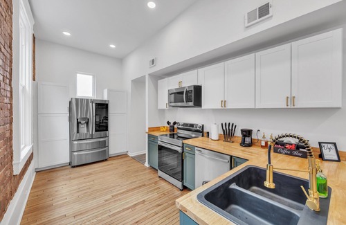 Cincinnati House | 2 King/3 Bath, Toddler Friendly, Free Parking/laundry 2 Bedroom Duplex by Redawning
