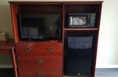 El Cajon House | 2 King Beds, 2 Rooms, 1 Bath Suite