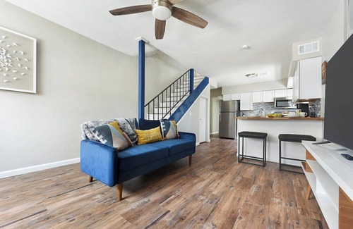 Bloomfield House | 2 King Beds~Parking~Central~10 min to DT