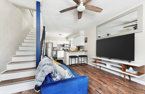 Bloomfield House | 2 King Beds~Parking~Central~10 min to DT