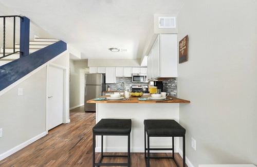 Bloomfield House | 2 King Beds~Parking~Central~10 min to DT