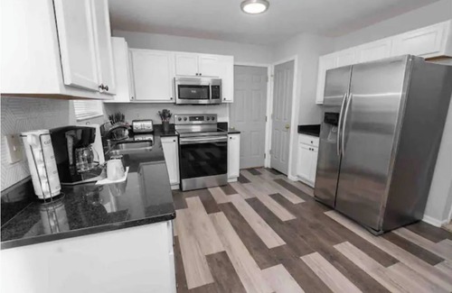 Independence House | 2 King beds; The Sunset house/4bd/2 1/2 baths
