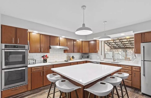 Kellogg House | 2 king beds, walk to restaurants, ideal for groups, gondola view, HUGE game room