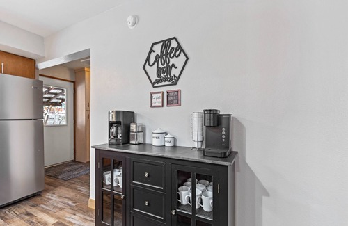 Kellogg House | 2 king beds, walk to restaurants, ideal for groups, gondola view, HUGE game room
