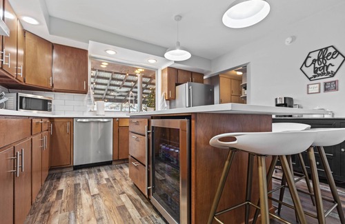 Kellogg House | 2 king beds, walk to restaurants, ideal for groups, gondola view, HUGE game room