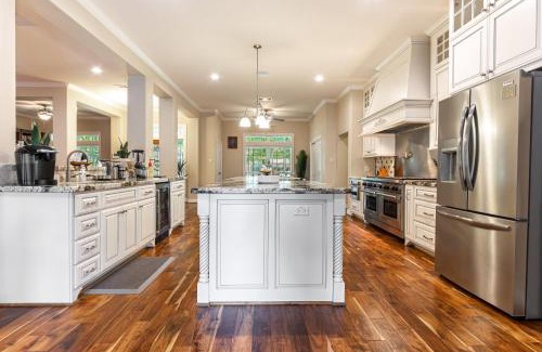 Tomball House | 2 King Suites with Private Pool and Spa, Texas-Sized Covered Patio and Outdoor Kitchen and BBQ