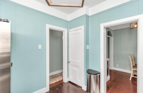 San Jacinto House | 2 Kitchens,2 Living Rooms,4 Bedrooms-Close to all!