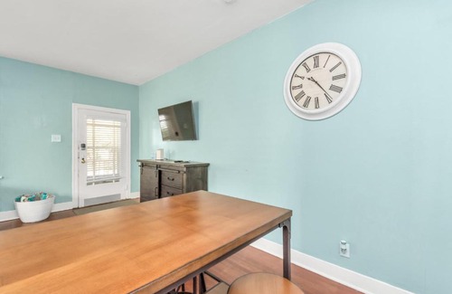 San Jacinto House | 2 Kitchens,2 Living Rooms,4 Bedrooms-Close to all!