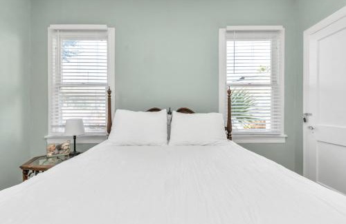 San Jacinto House | 2 Kitchens,2 Living Rooms,4 Bedrooms-Close to all!