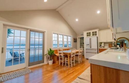 Waconia House | 2 Lake Waconia Homes/sleeps 17/fireplaces/dogs ok/enjoy Autumn at the lake.