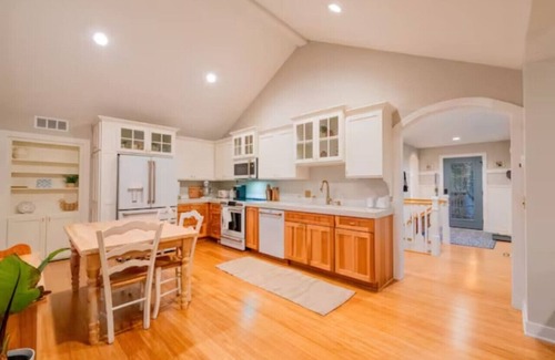 Waconia House | 2 Lake Waconia Homes/sleeps 17/fireplaces/dogs ok/enjoy Autumn at the lake.