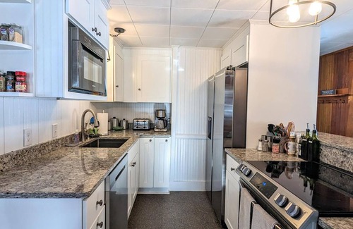 Gilford House | 2 Lake Winnipesaukee waterfront homes, 2 boat slips, dogs welcome, hosts 18