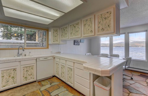 McCall House | 2 Lakefront Homes - Sleeps 16 - Dock - Beach - Walk to Dining & Park