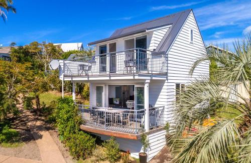 Waiheke Island Villa | 2 LEVEL 2 BEDROOM VILLA w MAGNIFICENT OCEAN VIEWS BEDROOM BALCONY FREE WIFI