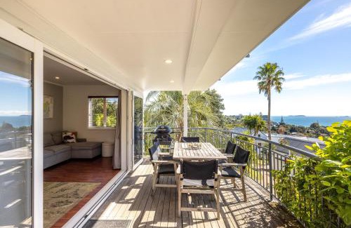 Waiheke Island Villa | 2 LEVEL 2 BEDROOM VILLA w MAGNIFICENT OCEAN VIEWS BEDROOM BALCONY FREE WIFI