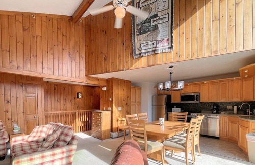 Bromley Mountain Condo | 2-Level Trailside Condo at Bromley's Birches