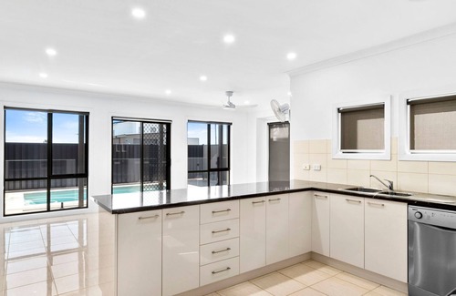 Yarrawonga House | 2 Luton attention skiers, golfers and families