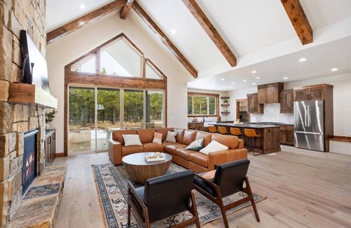 Donnelly Cabin | 2 Masters/Hot Tub/Minutes To Lake/Tamarack/FirePit