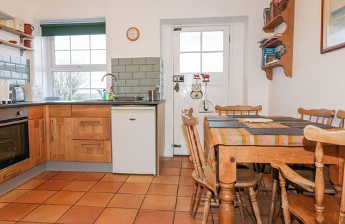 St Minver Cottage | 2 MENEFREDA COTTAGES, family friendly, with hot tub in Rock