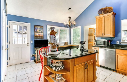 Sea Pines Cottage | 2 Mi to Beach: Hilton Head Home w/Furnished Deck