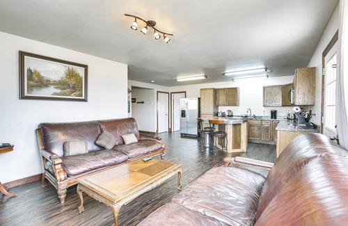 Buffalo Apartment | 2 Mi to Dtwn Buffalo: Mtn-View Retreat w/Patio!