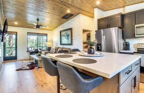 Torreon House | 2 Mi to Fool Hollow Lake: Modern Loft w/ Balcony