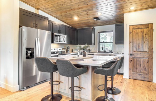 Torreon House | 2 Mi to Fool Hollow Lake: Modern Loft w/ Balcony